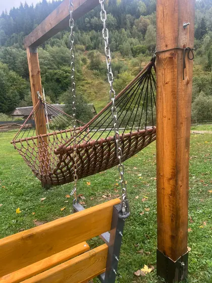 Гамак на тлі гір