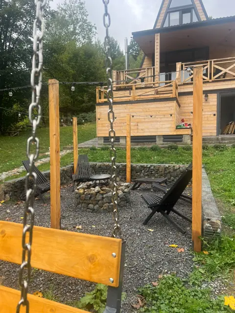 Подвірʼя з вогнищем